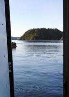 vista do ferry boat ao longo da costa de kii katsuura, japão foto