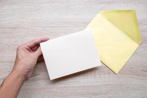 cartão branco em branco com envelope amarelo foto