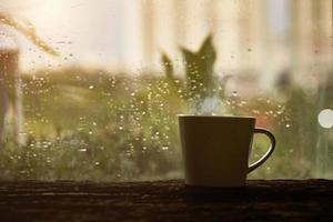 café perto de janela chuvosa