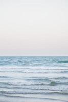 ondas do mar quebrando na praia foto