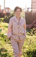 mulher alegre em casa usa pijama verão quintal ao ar livre em casa - conceito de roupa de dormir e roupa de casa foto