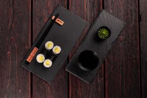 rolo de sushi maki com abacate com vista superior de pauzinhos. cardápio de sushi. comida japonesa. foto