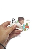 oeste de java, indonésia em julho de 2022. foto isolada de uma mão segurando um cartão de fidelidade, cartão de privilégio de identificação de cuidados maternos.