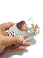 oeste de java, indonésia em julho de 2022. foto isolada de uma mão segurando um cartão de fidelidade, cartão de privilégio de identificação de cuidados maternos.