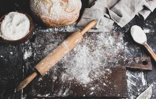 pão cozido, farinha de trigo branca, rolo de massa de madeira foto