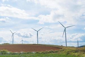 turbinas eólicas no prado foto