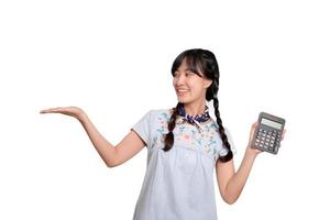 retrato da bela jovem mulher asiática em vestido jeans segurando a calculadora em fundo branco. conceito on-line de compras de negócios. foto