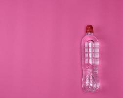 garrafa de plástico transparente com água fresca foto