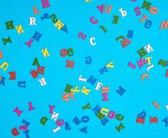 letras multicoloridas do alfabeto inglês em um fundo azul foto