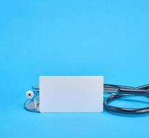 estetoscópio médico e cartão de visita de papel vazio foto