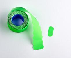 bobina com etiquetas de preço pegajosas vazias verdes no fundo branco foto