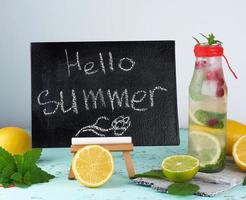 quadro de giz preto para escrever, limonada de bebida de verão foto