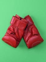 luvas de boxe de couro esporte vermelho foto