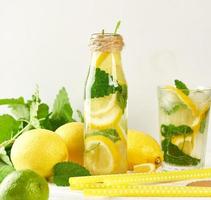 bebida refrescante de verão limonada com limões, folhas de hortelã foto