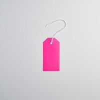 tags de papel rosa retangular para coisas em uma corda branca foto