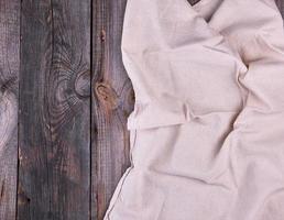 pano de prato têxtil em um fundo cinza de madeira de placas antigas foto