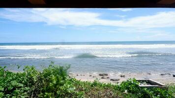 água turquesa, ondas brancas, céu azul, árvore verde, areia branca, bela praia e bela ilha, sayang heulang garut, vista panorâmica foto