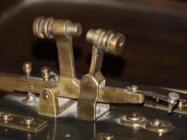 detalhe da máquina antiga da chave do telégrafo morse foto