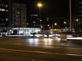engarrafamento em madrid castilla place à noite com faixas de luzes de carros foto