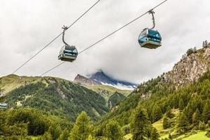 cabine de teleférico no verão dos Alpes foto