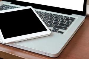 tablet de tela em branco no laptop foto