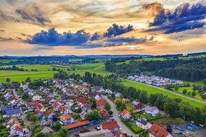 incrível pôr do sol colorido sobre a pequena aldeia na alemanha foto