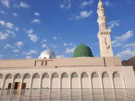 bela vista diurna da mesquita do profeta - masjid al nabawi, medina, arábia saudita. foto