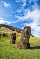 estátuas moai no vulcão rano raraku na ilha de páscoa, chile foto