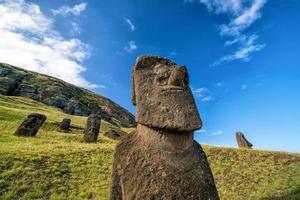 estátuas moai no vulcão rano raraku na ilha de páscoa, chile foto