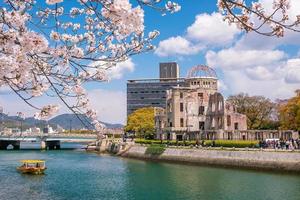 cúpula da bomba atômica de hiroshima e a flor de cerejeira em kobe foto