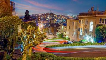 famosa rua lombarda no centro de san francisco foto