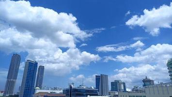 filmagem de um céu nublado branco brilhante na cidade foto