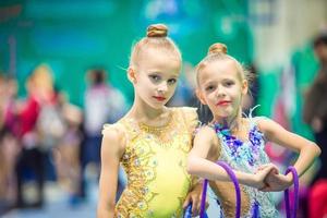 pequenas ginastas encantadoras com medalhas após a competição de ginástica rítmica foto