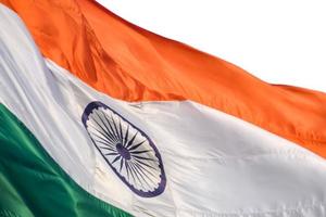 bandeira da índia voando alto em connaught place com orgulho com fundo branco liso, bandeira da índia tremulando, bandeira indiana no dia da independência e dia da república da índia, tiro inclinado, har ghar tiranga foto