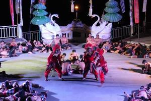 performance de dança kecak na praia de melasti, bali, indonésia foto