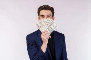 retrato de um homem alegre segurando notas de dólar sobre fundo branco foto