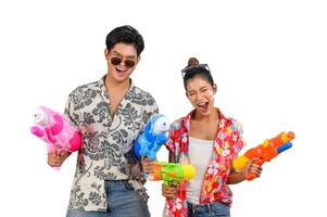 jovem casal de retrato desfruta com pistola de água no festival songkran foto