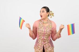 jovem mulher bonita veste-se na cultura local na região sul com a bandeira do arco-íris foto