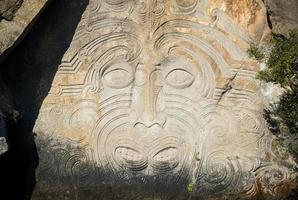 as esculturas em rocha maori o icônico local de atração turística no lago taupo o maior lago de água doce da nova zelândia. foto