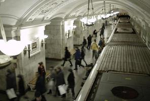 Moscou, Rússia, 2020 - pessoas andando no metrô