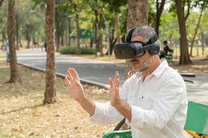 homem sênior animado assistindo experiência de óculos vr foto