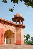 túmulo de akbar de arenito vermelho em agra, índia foto