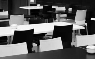 mesa e cadeiras preto e branco foto