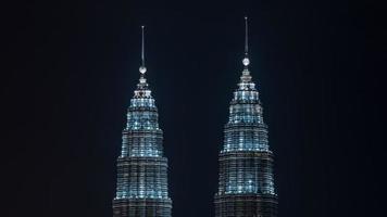 Kuala Lumpur, Malásia, 2020 - torres gêmeas petronas iluminadas foto