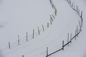 uma abundante nevasca nos cárpatos romenos na aldeia de sirnea, brasov. inverno real com neve no país foto