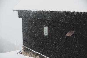 uma abundante nevasca nos cárpatos romenos na aldeia de sirnea, brasov. inverno real com neve no país foto