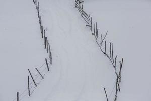 uma abundante nevasca nos cárpatos romenos na aldeia de sirnea, brasov. inverno real com neve no país foto