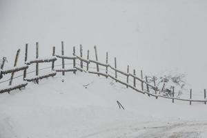 uma abundante nevasca nos cárpatos romenos na aldeia de sirnea, brasov. inverno real com neve no país foto