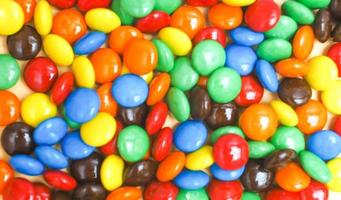 bombons coloridos de chocolate