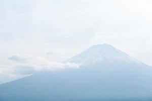 Monte Fuji no Japão à luz do dia foto